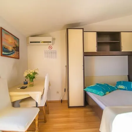 Apartman With A Parking Space Mali Rat