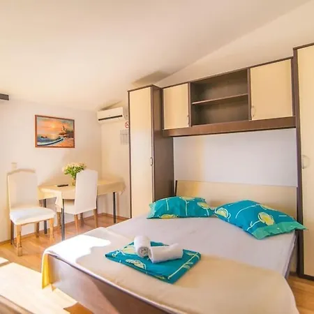 With A Parking Space Mali Rat Apartman Sumpetar